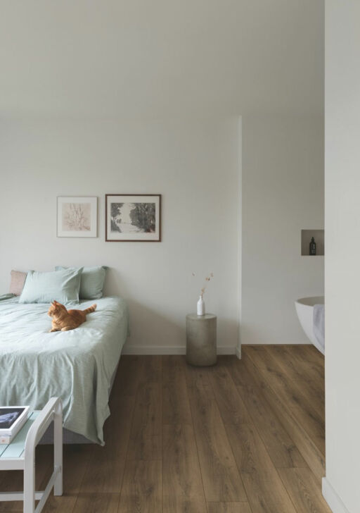 QuickStep CLASSIC Warm Brown Oak Laminate Flooring, 8mm Image 3